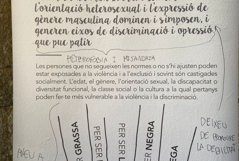 Lamentem l'atac discriminatori a l'exposició dones, violències i gènere