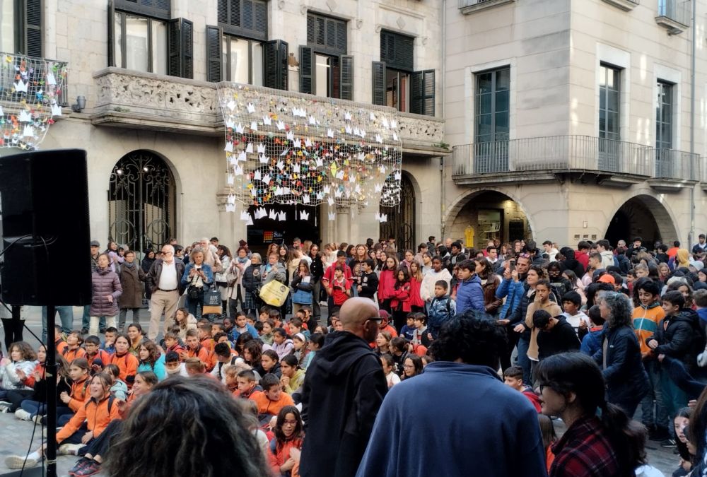 Els infants de Girona reivindiquen la pau i la noviolència