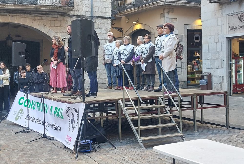 Els infants de Girona reivindiquen la pau i la noviolència