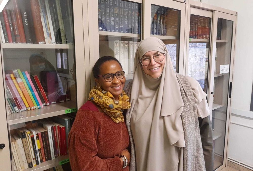 Habby Sabaly i Loubna El Hassani (Amunt i Crits): “A la dona migrant se li posen molts obstacles”