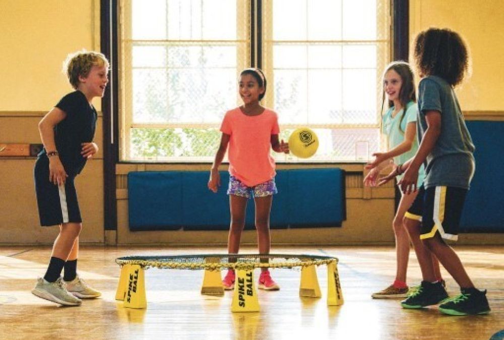 spike ball joc amb infants