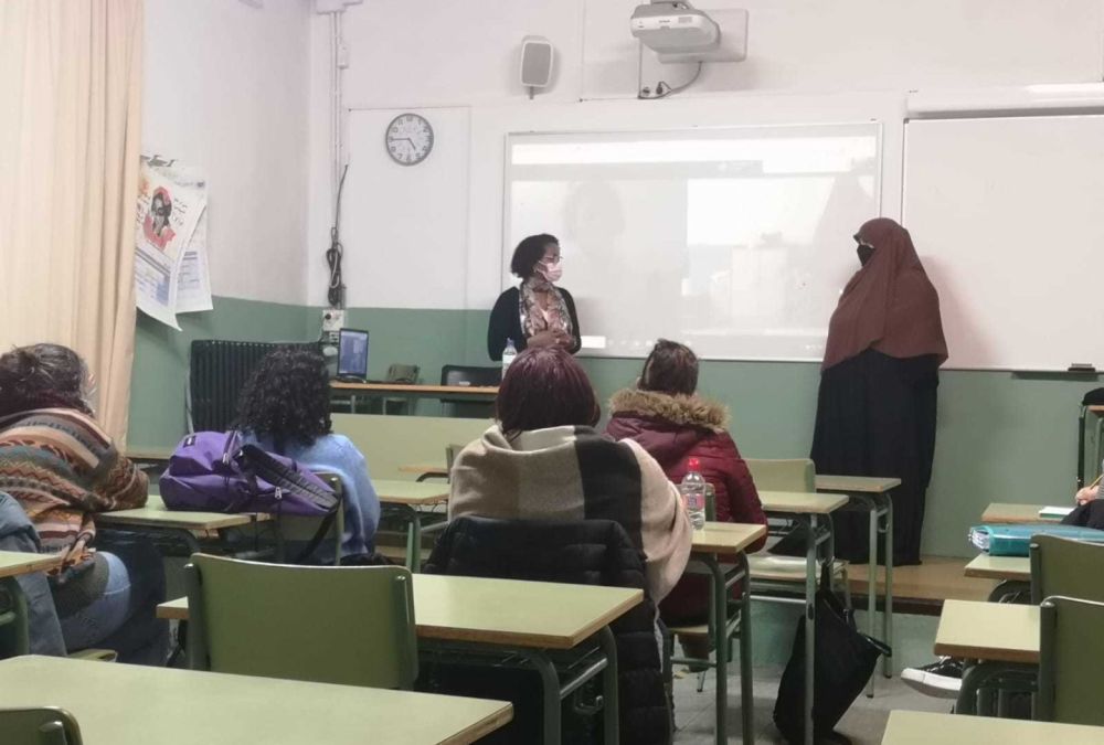 Habby Sabaly i Loubna El Hassani (Amunt i Crits): “A la dona migrant se li posen molts obstacles”