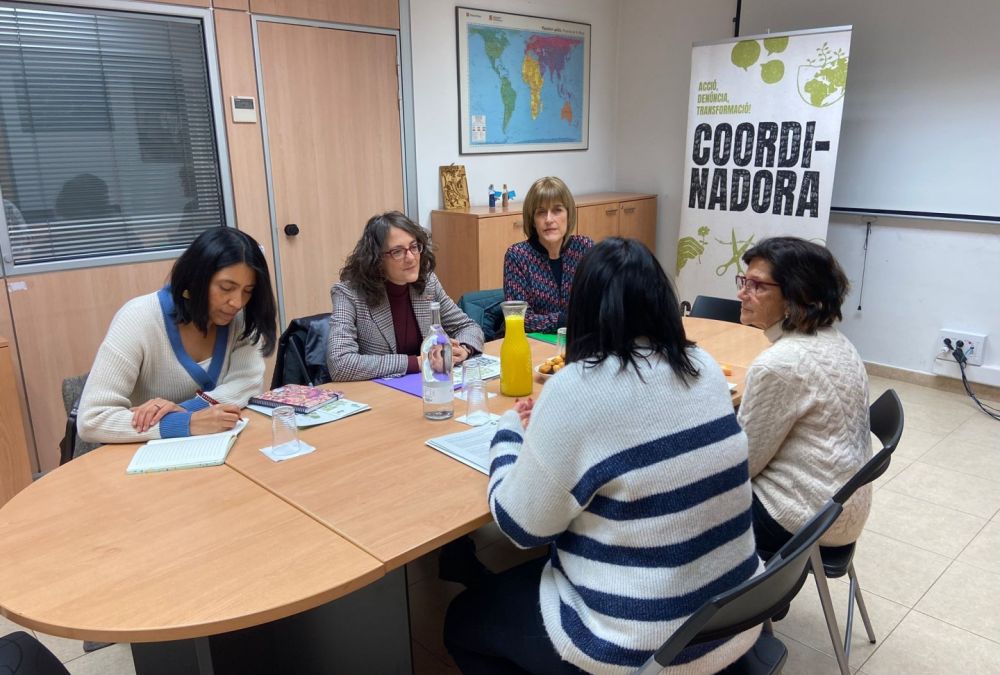 La consellera d’Igualtat i Feminismes es reuneix amb la Coordinadora d’ONG Solidàries i l’associació ÈCCIT 