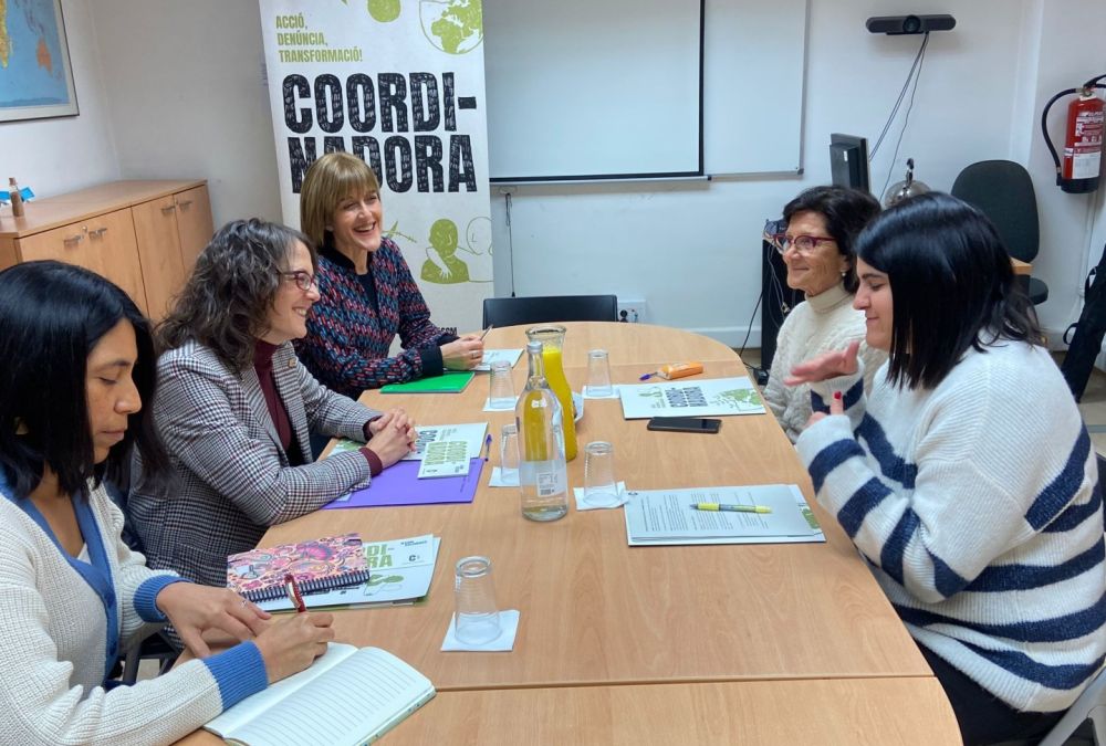 La consellera d’Igualtat i Feminismes es reuneix amb la Coordinadora d’ONG Solidàries i l’associació ÈCCIT 