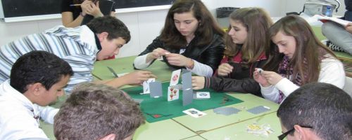 un equip muntant el seu castell de cartes