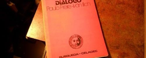 Diálogo : una invitación a la concientización y a la desescolarización 