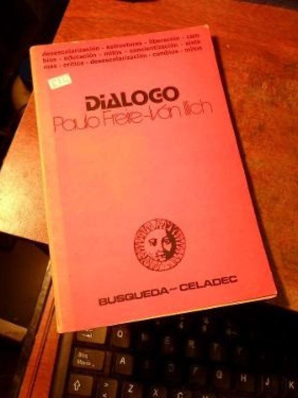 Diálogo : una invitación a la concientización y a la desescolarización 